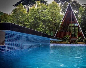 Una piscina al aire libre