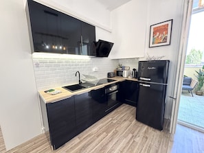 Kühlschrank, Mikrowelle, Ofen, Wasserkocher mit Kaffee-/Teezubehör