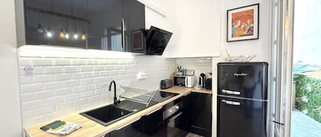 Fridge, microwave, oven, coffee/tea maker