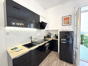 Fridge, microwave, oven, coffee/tea maker