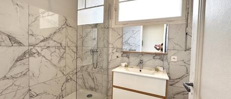 Ducha, secador de pelo y toallas