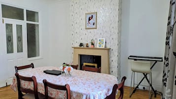 Kamar Deluks, 1 Tempat Tidur King | Ruang makan
