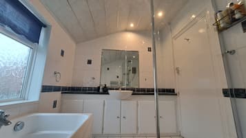 Chambre Deluxe, 1 très grand lit | Salle de bain | Baignoire et douche séparées, baignoire à jets, serviettes fournies