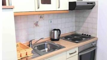 Fridge, oven, stovetop, electric kettle