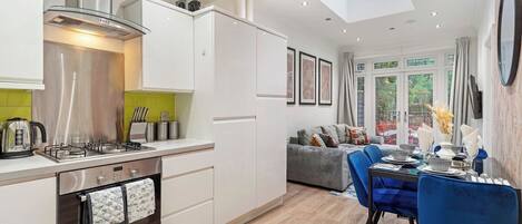 Frigorifero, microonde, forno, piano cottura