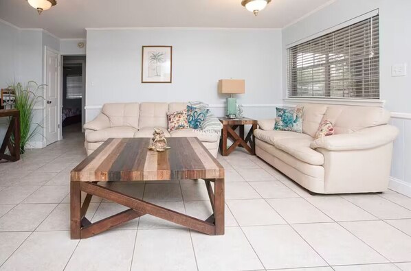 Smart TV - Pet friendly home just 2 minute drive to the beach! (Long Beach)