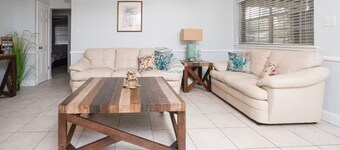 Pet friendly home just 2 minute drive to the beach!