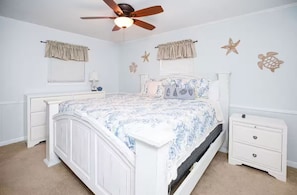 3 bedrooms, iron/ironing board, WiFi, bed sheets - Pet friendly home just 2 minute drive to the beach! (Long Beach)
