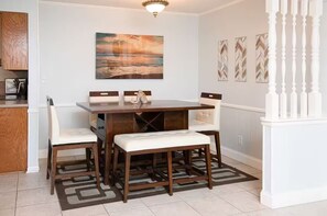 Dining - Pet friendly home just 2 minute drive to the beach! (Long Beach)