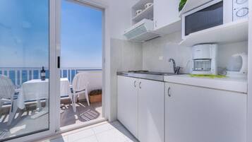 Apartamento clássico | Cozinha privada | Cooktop, cafeteira/chaleira, chaleira elétrica, torradeira