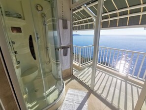 Panoramic Penthouse, Sea View | Bathroom | Shower, free toiletries, hair dryer, towels - Kates place (Dubrovnik)