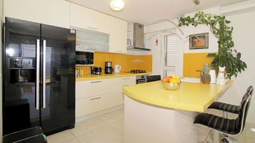 Cobertura panorâmica, vista para o mar | Cozinha privada | Cooktop, cafeteira/chaleira, chaleira elétrica, torradeira