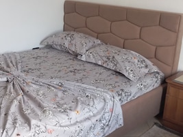 Muebles diferentes y escritorio 