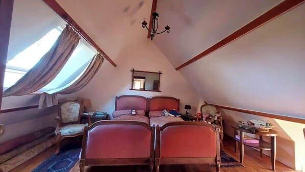 4 bedrooms, iron/ironing board, bed sheets