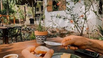Desayuno con opciones de la cocina local todos los días (con cargo)