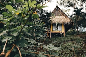 Kamer, 1 queensize bed, privébadkamer, aan het strand | 1 slaapkamer, beddengoed