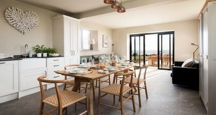 Gregor's Cottage: Best coastal view, luxury inside