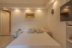 Iron/ironing board, free WiFi, bed sheets