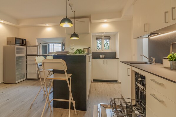 Refrigerador, microondas, lavavajillas y cafetera y tetera 