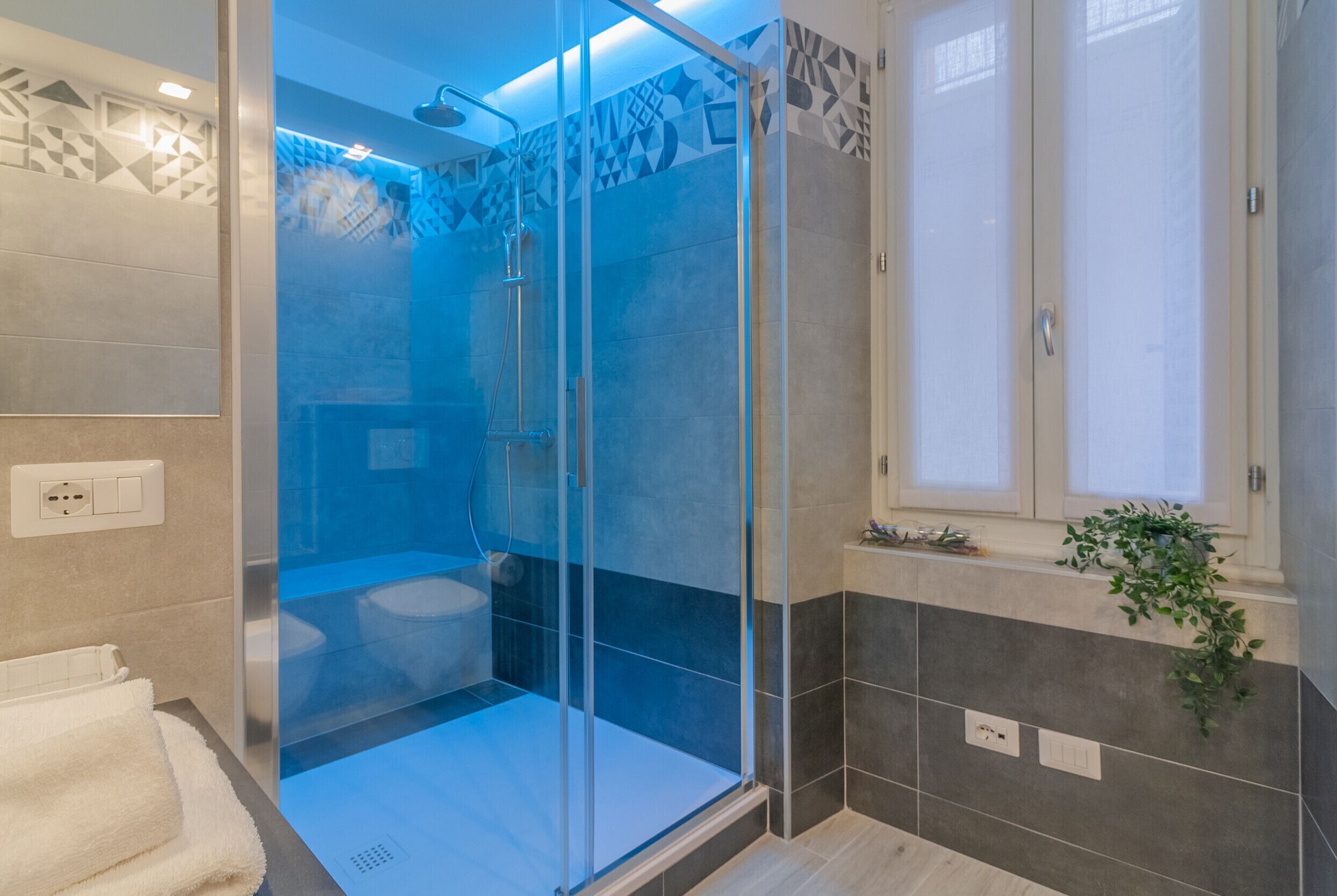 Une salle de bain moderne avec une douche à parois de verre, des toilettes et un lavabo.