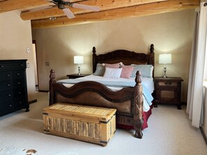 3 bedrooms, desk, iron/ironing board, free WiFi - Relaxing Taos Getaway (El Prado)