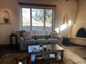 TV, fireplace, offices - Relaxing Taos Getaway (El Prado)