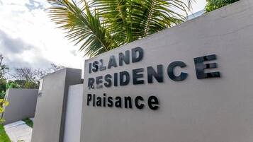 Un cartel que dice 'Island Residence' con la palabra 'Plaisance' debajo.