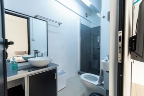 Douche, articles de toilette écologiques, sèche-cheveux, chaussons