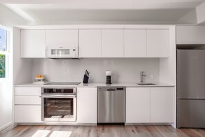 Appartement Design, plusieurs chambres | Cuisine privée | Grand réfrigérateur, micro-ondes, four, plaque de cuisson