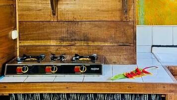 Een koelkast, een microgolfoven, een oven