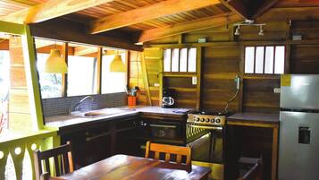 Refrigerador, horno, cafetera y tetera y utensilios de cocina
