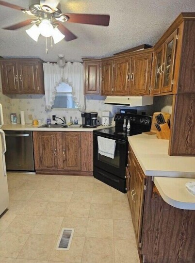 Large cozy cuntry home, pet friendly, ATV and hunter friendly.