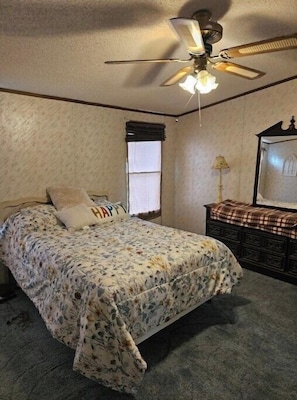 3 bedrooms, WiFi, bed sheets - Large cozy cuntry home, pet friendly, ATV and hunter friendly. (Alva)