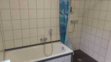 Haartrockner, Handtücher, Seife, Toilettenpapier