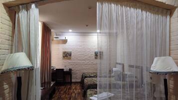 1 dormitorio, minibar, escritorio y sistema de insonorización