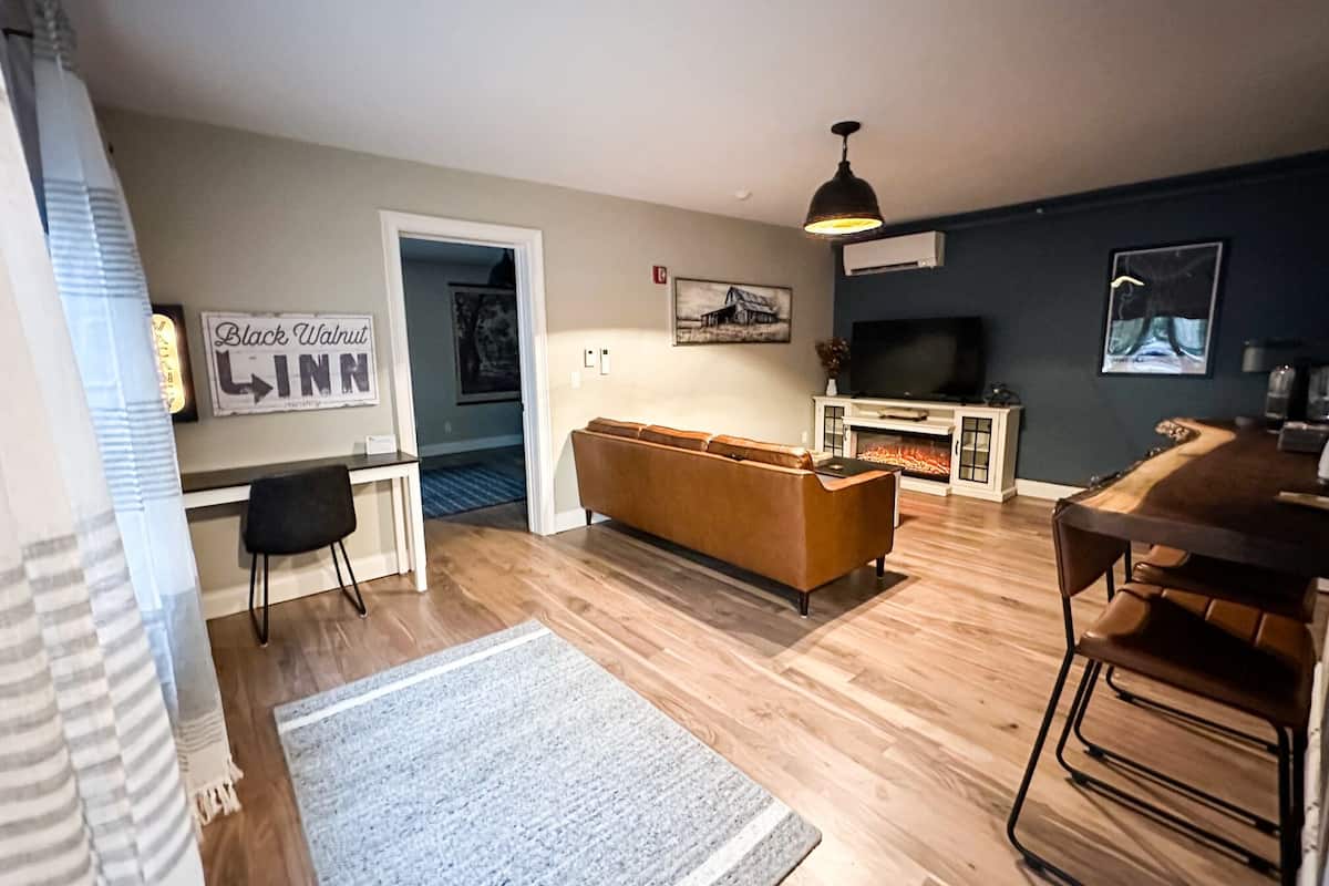 Deluxe Studio Suite | Ruang tamu | TV skrin rata 