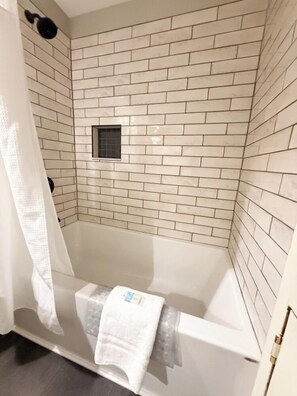 Deluxe Room, 1 King Bed | Bathroom