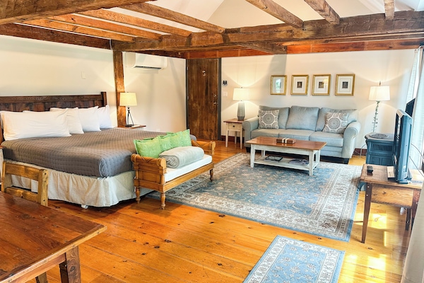 Deluxe-huone, 1 suuri parisänky | Allergiatestatut vuodevaatteet, yksilöllisesti sisustettu