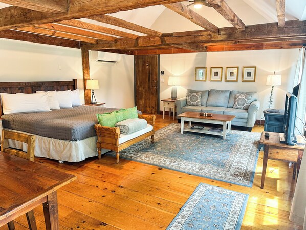 Deluxe Room, 1 King Bed | Hypo-allergenic bedding, individually decorated, individually furnished - Black Walnut Inn (Amherst)