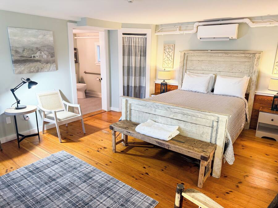 Double Room, 1 Queen Bed | Hypo-allergenic bedding, individually decorated, individually furnished