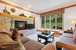 Een televisie en een open haard