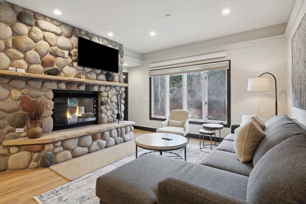 Televisión y chimenea 