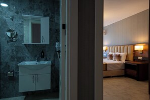 Bathroom - Days Inn By Wyndham Alanya (Alanya)