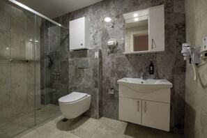 Bathroom - Days Inn By Wyndham Alanya (Alanya)