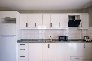 Private kitchen - Days Inn By Wyndham Alanya (Alanya)