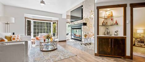 Una televisión, una chimenea