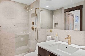 Articles de toilette gratuits, sèche-cheveux, serviettes fournies