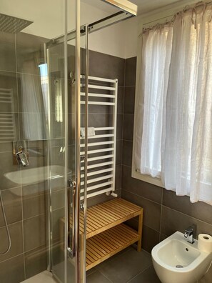 Bathroom - Victoria Studio (Venice)