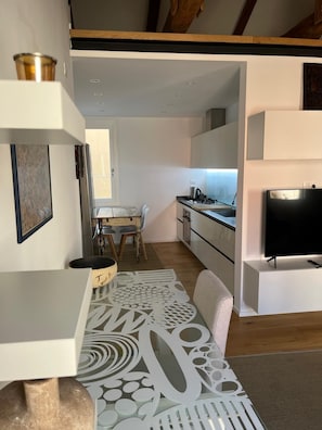 Comfort Apartment, Canal View | Private kitchen