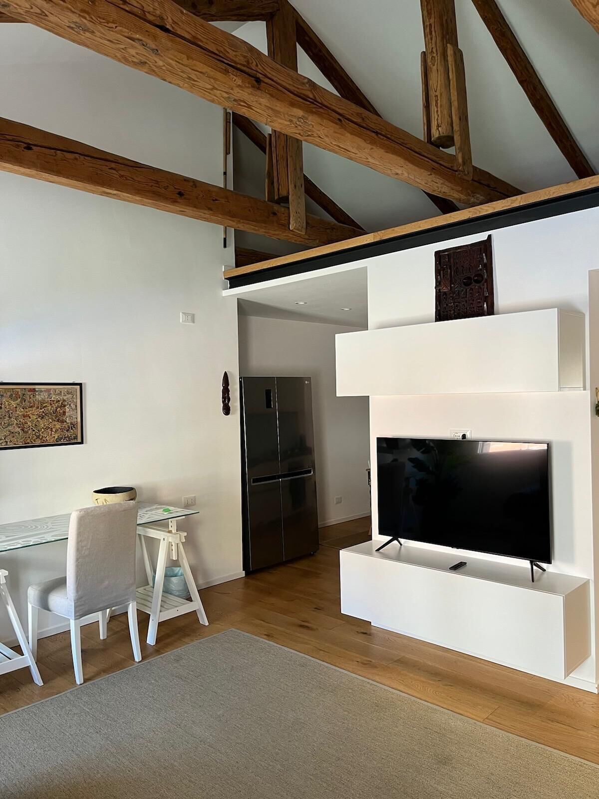 Comfort-Apartment, Kanalblick | Wohnbereich | 50-Zoll-Smart-TV mit Digitalempfang